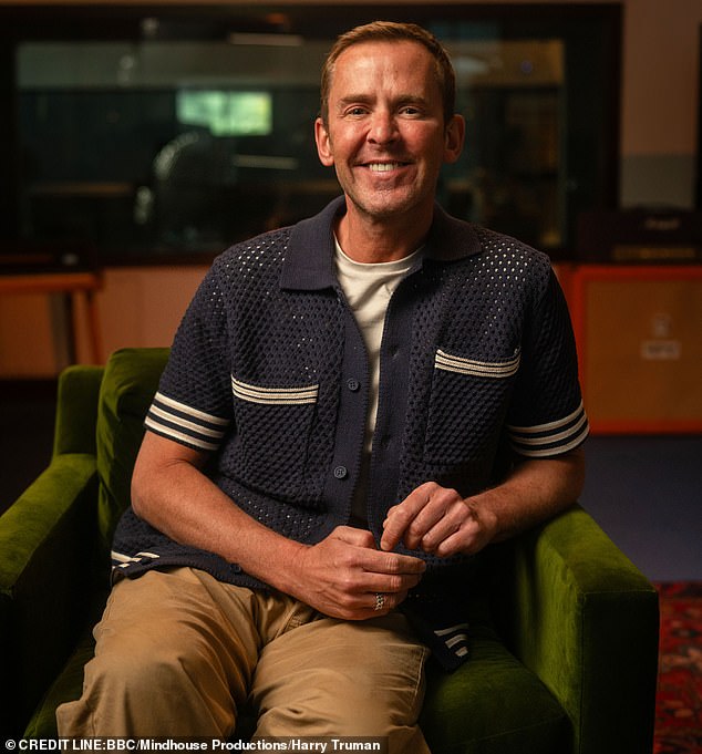 ‘Caos total’ está siendo eliminado de la BBC asolada por la crisis cuando Scott Mills se convierte en otro presentador afectado por el escándalo: ‘en 2016 fue investigado por la policía por delitos sexuales graves contra un adolescente’