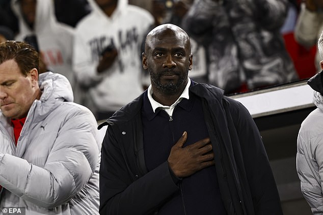 Los oponentes de Inglaterra en la Copa Mundial CRISIS despiden a su entrenador solo 10 semanas antes del torneo