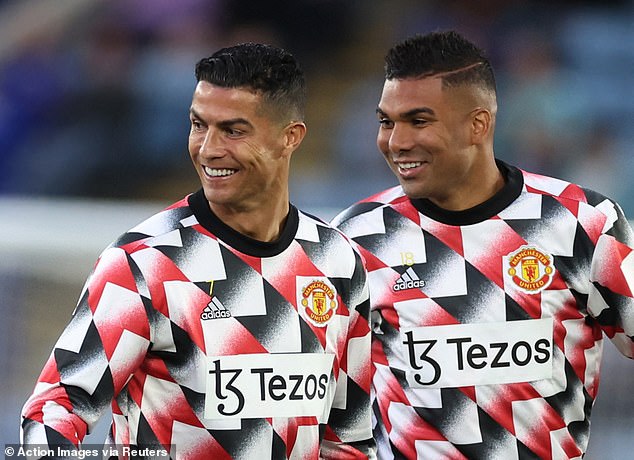 Cristiano Ronaldo está “tratando de convencer a Casemiro de que no se una al viejo rival Lionel Messi en el Inter Miami” cuando deje el Man United este verano.