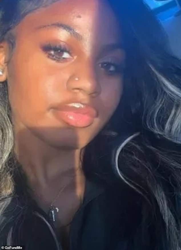 Tragedia después de que una colegiala de 18 años se olvidara de abrocharse el cinturón de seguridad después de subirse a un Mercedes para llevarla a casa después del baile de graduación.