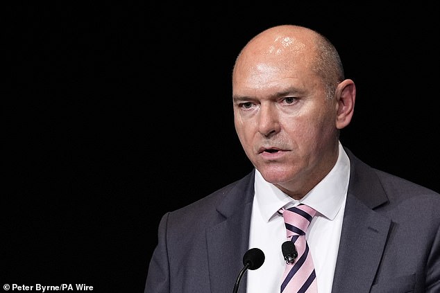 El NHS está a “sólo unos días” de quedarse sin algunos suministros debido a la guerra de Irán, dijo el director ejecutivo.