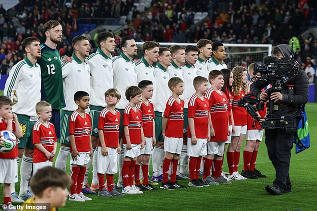 God Save The King ARRANCADO por aficionados de Gales antes del partido contra Irlanda del Norte en Cardiff