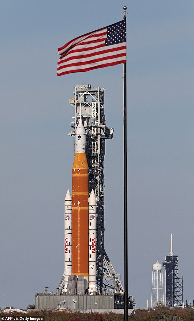 Mientras Artemis 2 se prepara para despegar hacia la luna esta noche, esto es lo que significa para las esperanzas de la NASA de llegar antes que los chinos a la superficie de la luna… y a Marte, escribe el ex astrónomo real Martin Rees.