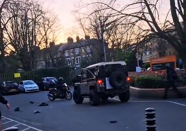 Un ‘ladrón’ con un machete choca un coche a plena luz del día en un aparcamiento de Brixton