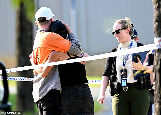 Los controles de asistencia social salen terriblemente mal mientras un adolescente australiano lucha por su vida después de que su madre fuera asesinada a tiros frente a la policía