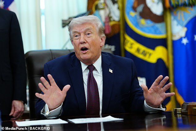 Trump dijo que el nuevo líder de Irán había pedido un alto el fuego y dijo que lo consideraría si Ormuz estuviera “abierto, libre y limpio”.