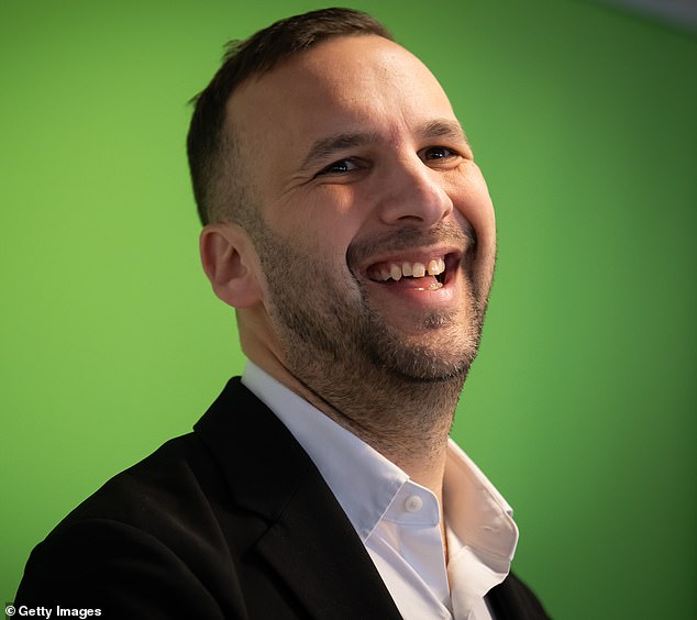 El Partido Verde planea reducir el límite de velocidad en las autopistas británicas a 90 km/h bajo la “guerra contra los automovilistas” de Jack Polanski.