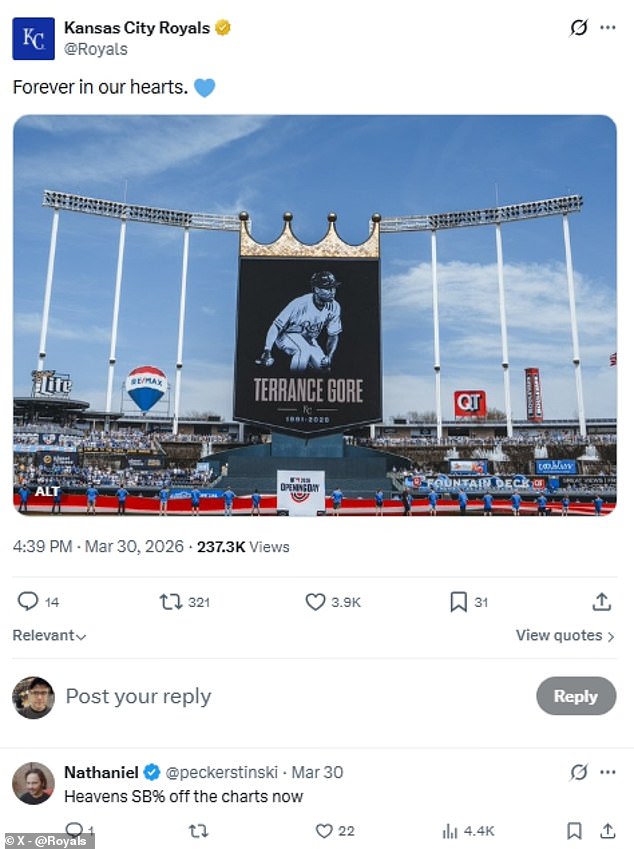 Los Kansas City Royals rinden un desgarrador homenaje al campeón de la Serie Mundial en su primer partido en casa desde su trágica muerte.