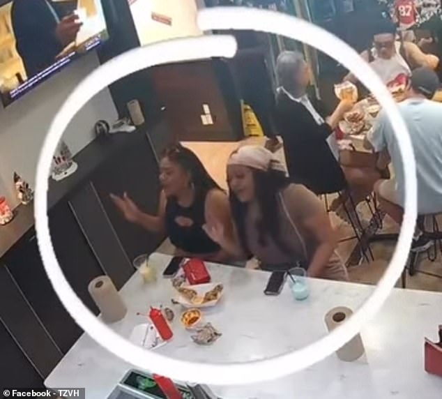 Mujeres codiciosas filmadas bailando de alegría mientras cenaban mariscos en un restaurante familiar y luego se fueron sin pagar