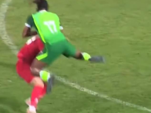 La estrella de la Premier League es ENTREGADA en un partido amistoso después de reaccionar furiosamente a una entrada mientras salta hacia su oponente al estilo WWE, provocando una pelea masiva.