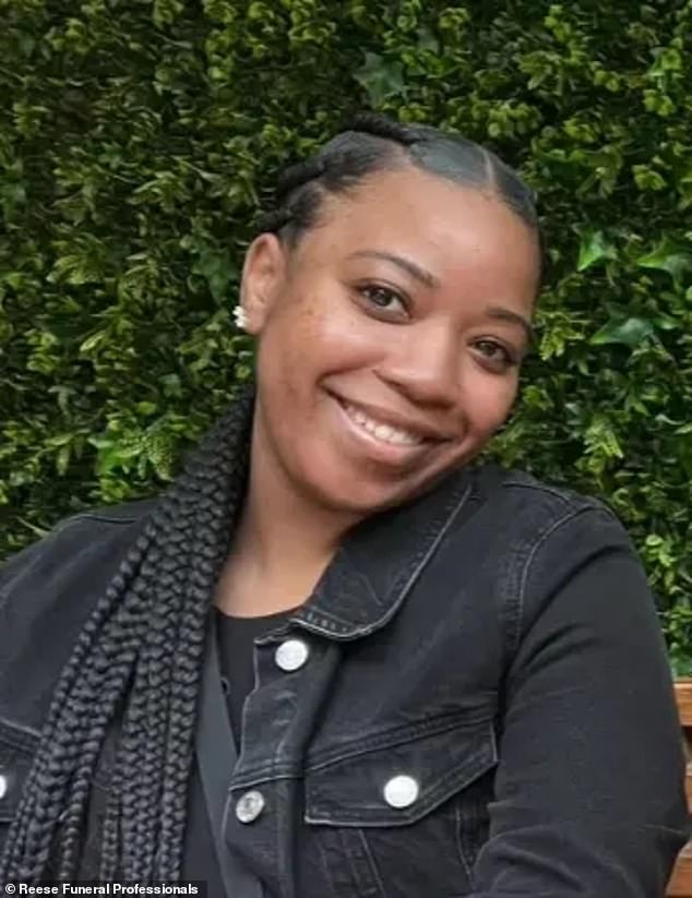 Empleado del Departamento de Defensa, de 33 años, muere en un vuelo de 15 horas de Korean Airlines después de errores de la tripulación, según alega la demanda