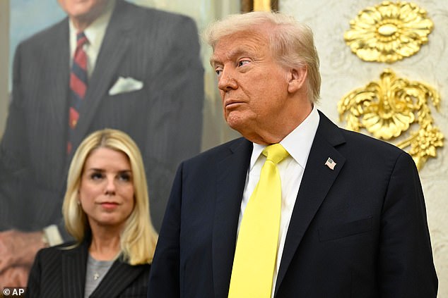 Trump consideró despedir a Pam Bondi por el manejo de los archivos de Epstein por parte del fiscal general