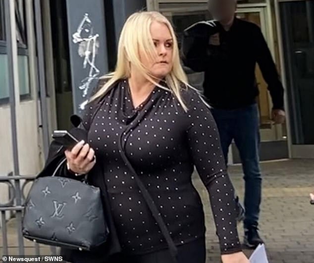 La madre de Archie Battersby declarada culpable de “agresión en represalia” a un hombre después de que éste “aplastó a su hija en la cabeza con una botella”