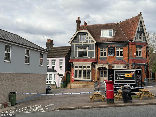 Un hombre ha sido detenido tras matar a puñaladas a una mujer de 80 años delante de su casa en Londres