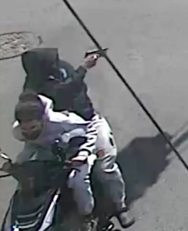 Momento en que un pistolero de Nueva York dispara y mata a un bebé a plena luz del día en una calle de Brooklyn antes de huir en scooter