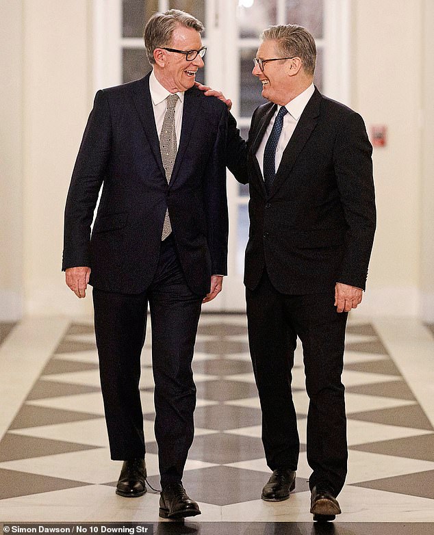 El rey Carlos ‘advierte a Keir Starmer contra el nombramiento de Peter Mandelson como embajador de Estados Unidos’, el último insulto al primer ministro