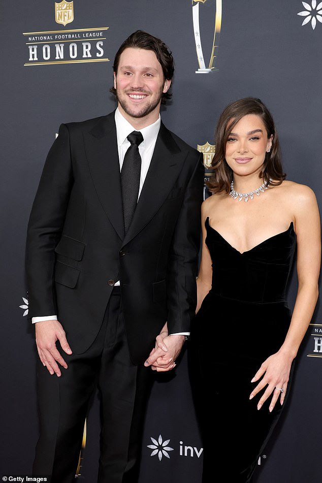 Hailee Steinfeld y su esposo, la superestrella de la NFL, Josh Allen, anuncian el nacimiento de su hija en un emotivo anuncio.