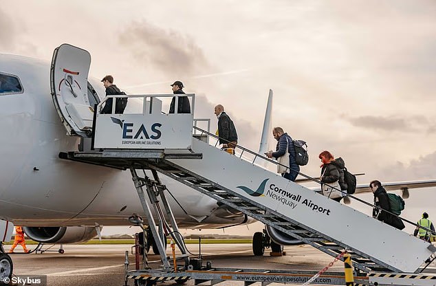 La aerolínea se ha visto obligada a cancelar vuelos de Newquay a Londres tras un “aumento masivo de los costes del combustible” tras la guerra de Irán.