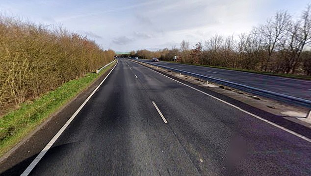 Una mujer joven y un hombre mueren y una mujer lucha por su vida después de que un camión volquete atropella a un pony y lo atrapa en Kent