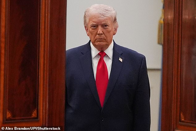 Trump pone a más miembros del gabinete en la mira mientras Pete Hegseth despide a dos oficiales más del ejército