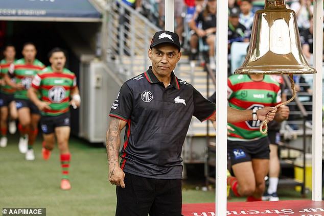 Escenas emotivas cuando la leyenda del fútbol afectada por el cáncer llama a Legacy Bell el Viernes Santo durante lo que podría ser su último partido.