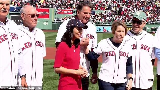 Tanto el alcalde de Boston como el gobernador de Massachusetts abuchearon ruidosamente durante la jornada inaugural de los Red Sox en el Fenway Park.