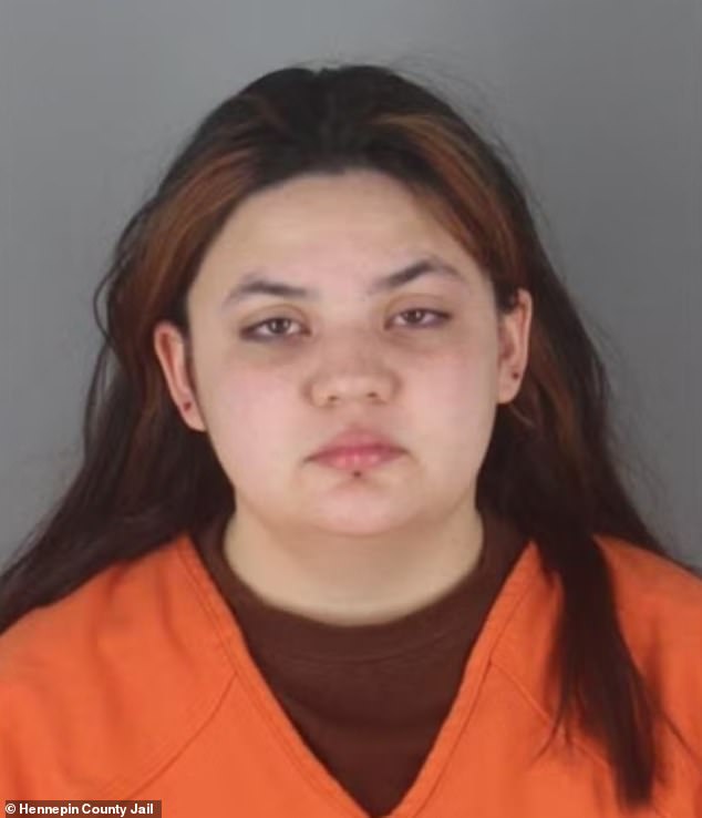 Una trabajadora de una guardería salvaje es acusada de estrellar la cabeza de un niño contra una pared en estado de ebriedad