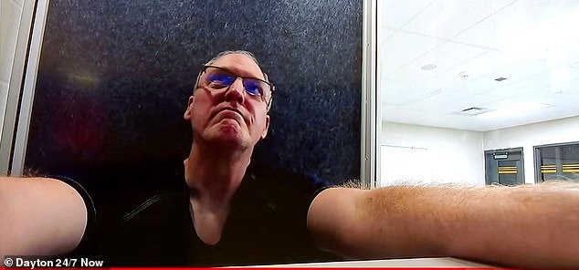 Profesor cristiano de ‘ética sexual’ en la Universidad Midwest y padre de TEN arrestado por cargos de violación y agresión sexual, incluidos menores