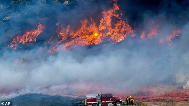 Miles de californianos fueron evacuados cuando los vientos de Santa Ana alimentaron dos incendios forestales de rápida propagación