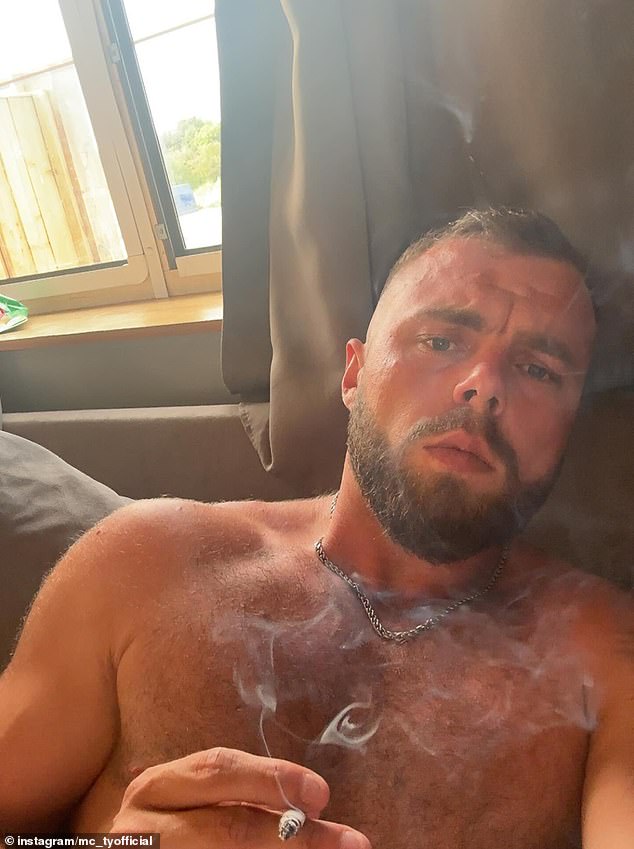 Un hombre que encontró a su madre y a su hermana adolescente muertas en su furgoneta de hamburguesas ha sido encarcelado por una “vergonzosa” campaña de abuso contra su novia, después de que un juez dictaminara que el trauma de sus muertes no era “nada”.