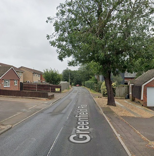 Un hombre y una mujer arrestados después de que un adolescente muriera en un accidente después de que ‘un auto atropellara a niños en bicicleta y scooter’