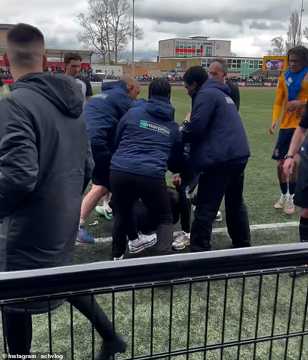 Momento en que el entrenador de fútbol ‘cayó como una papa de una papa’ después de recibir un ‘cabezazo’ por parte del jefe rival durante un caótico choque en un partido fuera de la liga