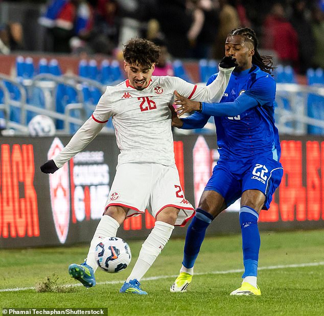 Tounekti aconseja a los escoceses que tomen un avión de pasajeros en Estados Unidos… ¡y les cuenta a sus compañeros del Celtic cómo hacerlo!