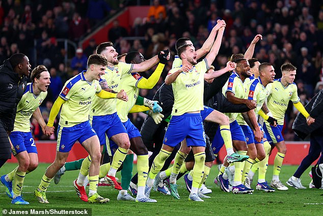 Southampton 2-1 Arsenal: los Saints usan el espíritu de 1976 para sorprender a los Gunners mientras el equipo de Mikel Arteta sufre otro golpe de la temporada con la última derrota en la copa, escribe OLIVER HOLT