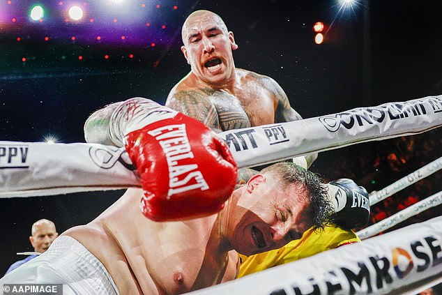 La ex estrella gigante de la NRL logra una brutal victoria por nocaut en el boxeo y luego vuelve a sobresalir en la bebida