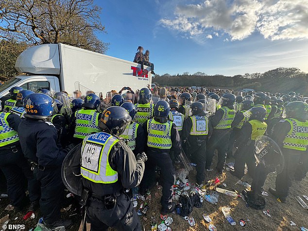 Estalla un motín en una aldea rural que deja a un oficial herido mientras la policía intenta cerrar una fiesta ilegal durante toda la noche