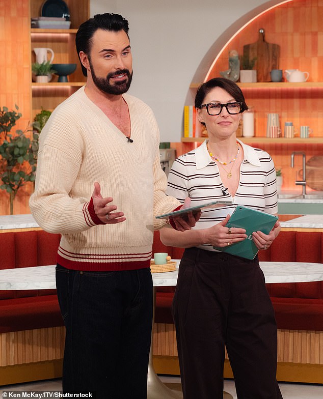 Rylan Clark regresa a la televisión por primera vez desde los ajustes faciales ‘traumáticos e invasivos’ presentando This Morning con Emma Willis: los fanáticos gritan ‘¡El equipo de ensueño ha vuelto!’