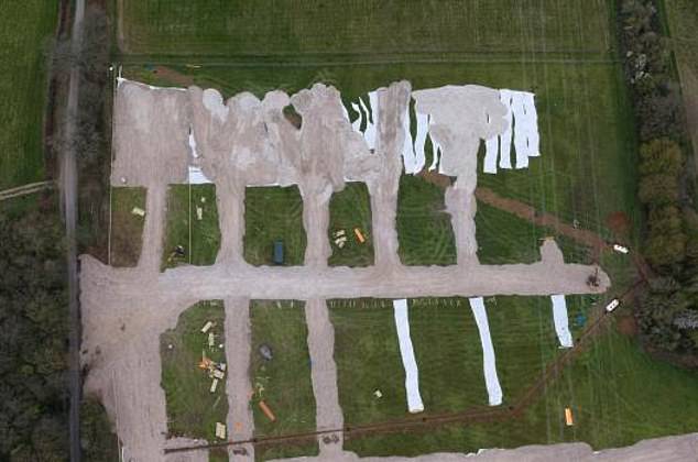 Invasión de viajeros en días festivos: cómo las familias administran descaradamente ‘tierras’ para construir campamentos de caravanas ante las narices de los jefes del consejo mientras las oficinas están cerradas