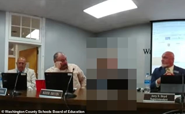 Estudiante de secundaria señala a miembro de la junta directiva que la llamó “caliente” en un despido humillante