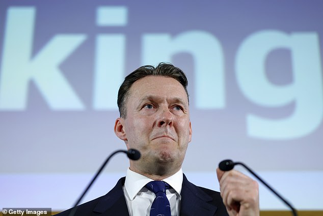 Devolveremos £500 a nuestros jubilados. Los conservadores escoceses también se han comprometido a tomar el control del recorte de impuestos y la factura de beneficios.