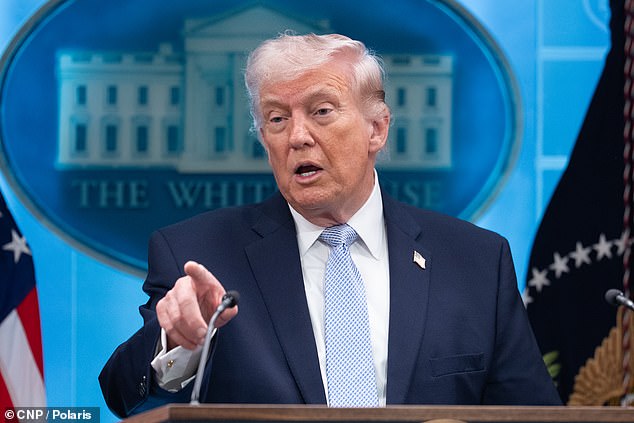 Trump dice que “estamos teniendo acaloradas discusiones” mientras Irán y Estados Unidos revisan un plan de alto el fuego de dos semanas