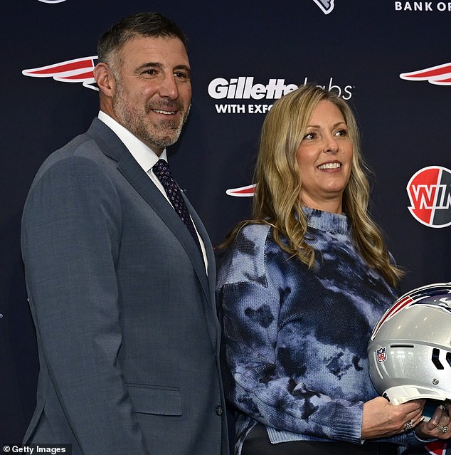 Mike Vrabel y su esposa Jen han presentado un frente unido sobre el compromiso de su hijo… después de que el entrenador de los Patriots buscó consejo en medio del escándalo del asunto Dianna Russini.