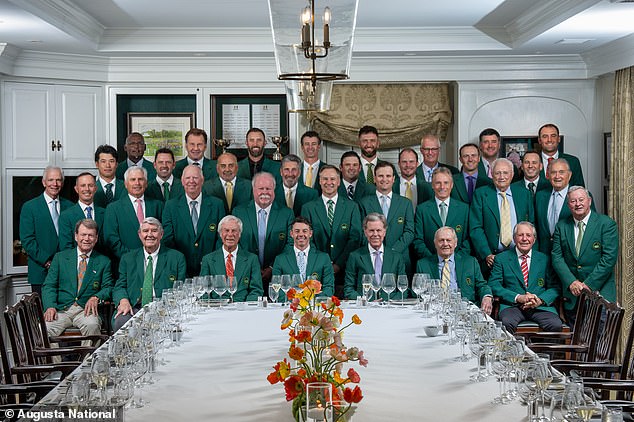 El actual ganador del Masters, Rory McIlroy, organiza la cena de campeones más cara de la historia, y Tiger Woods y Phil Mickelson se pierden la fiesta debido a problemas personales.