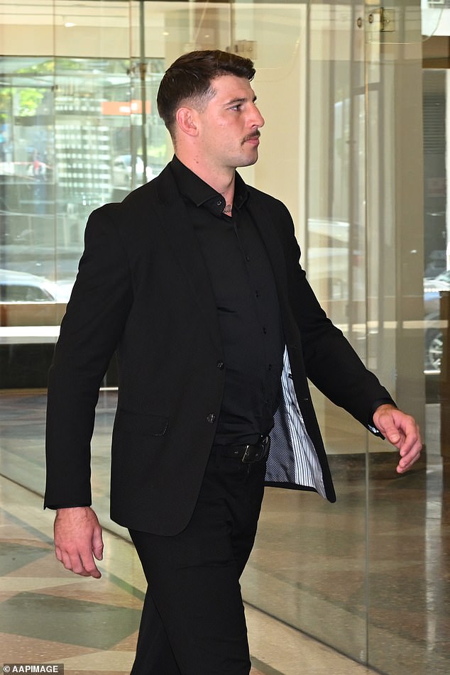 La estrella del chico malo de la NRL, Curtis Scott, ganó en la corte después de que él y su mamá supuestamente atacaron al adolescente en un estadio de fútbol.