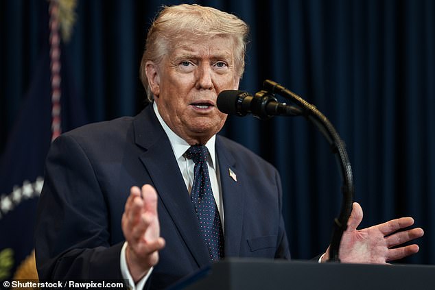 Trump afirmó que Estados Unidos estaba trabajando con Irán para eliminar el “polvo nuclear” después de que los bombarderos B-2 atacaran un sitio de uranio.