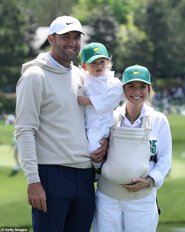 Scottie Scheffler compite en Masters Par 3 con su esposa e hijos solo 12 días después de dar a luz a su hijo menor