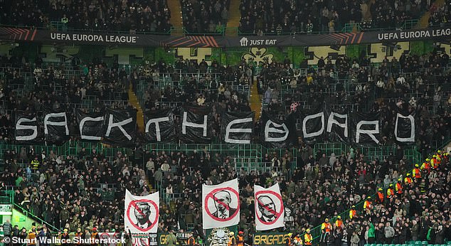 Un grupo de aficionados del Celtic frenan sus protestas e insisten en que los aficionados apoyen al equipo hasta final de temporada