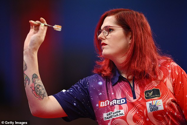 La seis veces campeona Nova-Lynn van Leeuwen se ha visto afectada por la decisión del regulador deportivo de prohibir a las jugadoras de dardos transgénero en los torneos femeninos.