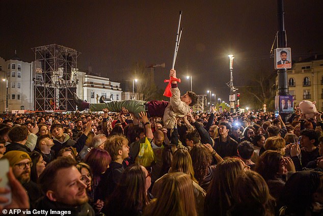 Decenas de miles de manifestantes se manifestaron en un concierto pidiendo el derrocamiento del primer ministro húngaro, Viktor Orbán, después de 16 años de retraso en las encuestas.