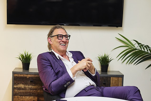 La leyenda del Arsenal, Tony Adams, habla sobre las tres décadas transcurridas desde que reveló su batalla contra el alcohol, las devastadoras adicciones con las que luchan las estrellas actuales y lo que ve cuando mira a Tiger Woods.